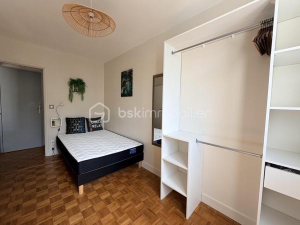 À La Riche, à deux pas du Jardin Botanique, de l’Hôpital Bretonneau et de la Faculté de Médecine, découvrez cet appartement de 63 m² situé au 1er étage d’une résidence calme et entretenue.

L’appartement se compose d’un séjour lumineux, d’une cuisine entièrement équipée, de trois chambres, d’une salle de bains et de WC séparés. Vendu meublé, il conviendra aussi bien à une famille qu’à un investisseur recherchant un secteur à forte demande locative.

Vous profiterez également d’un grand garage fermé, d’une place de stationnement privative et d’un arrêt de bus au pied de la résidence. La future ligne de tramway à proximité.

Résidence de 4 étages, ravalement de façade récent, aucun gros travaux à prévoir. Commerces, écoles et services sont accessibles en quelques minutes.

Un emplacement recherché, un appartement fonctionnel et un fort potentiel : une belle opportunité à découvrir rapidement.