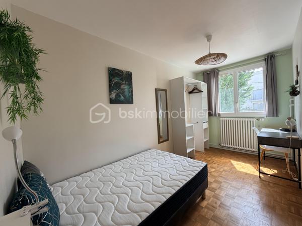 À La Riche, à deux pas du Jardin Botanique, de l’Hôpital Bretonneau et de la Faculté de Médecine, découvrez cet appartement de 63 m² situé au 1er étage d’une résidence calme et entretenue.

L’appartement se compose d’un séjour lumineux, d’une cuisine entièrement équipée, de trois chambres, d’une salle de bains et de WC séparés. Vendu meublé, il conviendra aussi bien à une famille qu’à un investisseur recherchant un secteur à forte demande locative.

Vous profiterez également d’un grand garage fermé, d’une place de stationnement privative et d’un arrêt de bus au pied de la résidence. La future ligne de tramway à proximité.

Résidence de 4 étages, ravalement de façade récent, aucun gros travaux à prévoir. Commerces, écoles et services sont accessibles en quelques minutes.

Un emplacement recherché, un appartement fonctionnel et un fort potentiel : une belle opportunité à découvrir rapidement.