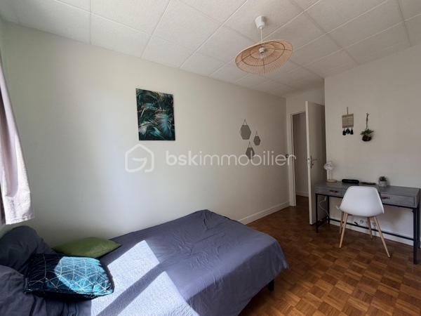 À La Riche, à deux pas du Jardin Botanique, de l’Hôpital Bretonneau et de la Faculté de Médecine, découvrez cet appartement de 63 m² situé au 1er étage d’une résidence calme et entretenue.

L’appartement se compose d’un séjour lumineux, d’une cuisine entièrement équipée, de trois chambres, d’une salle de bains et de WC séparés. Vendu meublé, il conviendra aussi bien à une famille qu’à un investisseur recherchant un secteur à forte demande locative.

Vous profiterez également d’un grand garage fermé, d’une place de stationnement privative et d’un arrêt de bus au pied de la résidence. La future ligne de tramway à proximité.

Résidence de 4 étages, ravalement de façade récent, aucun gros travaux à prévoir. Commerces, écoles et services sont accessibles en quelques minutes.

Un emplacement recherché, un appartement fonctionnel et un fort potentiel : une belle opportunité à découvrir rapidement.