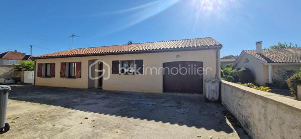 À Buxerolles, dans un environnement résidentiel, découvrez cette maison individuelle de plain-pied, construite en 1995, offrant environ 124 m² habitables sur une parcelle de 685 m².

Lumineuse et fonctionnelle, elle se compose de :

Une entrée avec placard
Un séjour/salon d’environ 27 m²
Une cuisine séparée de 10,35 m²
Un garage de 21,52 m², avec arrivée d’eau et évacuations, actuellement aménagé en arrière-cuisine
Une buanderie/local de 9,37 m²
Une salle de bains avec baignoire et double vasque
Un WC indépendant

L’espace nuit comprend 4 chambres d’environ 9 à 10,60 m², offrant la possibilité d’accueillir confortablement une famille ou d’aménager une chambre en bureau.

À l’extérieur, vous profiterez d’un jardin, d’une terrasse béton et de plusieurs possibilités de stationnement devant la maison.

🔧 Équipements et caractéristiques
Chauffage et production d’eau chaude au gaz
Menuiseries bois double vitrage
Volets battants
Adoucisseur d’eau
Assainissement collectif
Fibre optique
Toiture en tuiles
Environnement résidentiel

Des travaux de modernisation pourront être envisagés afin d’améliorer encore le confort et l’esthétique de la maison.

💰 Prix de vente : 203 000 € FAI

Une maison lumineuse, de plain-pied et fonctionnelle, offrant de beaux volumes, 4 chambres, un jardin et des espaces annexes pratiques. Un bien idéal pour une famille à la recherche d’un cadre de vie agréable à Buxerolles.

À découvrir sans tarder !