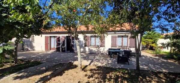 À Buxerolles, dans un environnement résidentiel, découvrez cette maison individuelle de plain-pied, construite en 1995, offrant environ 124 m² habitables sur une parcelle de 685 m².

Lumineuse et fonctionnelle, elle se compose de :

Une entrée avec placard
Un séjour/salon d’environ 27 m²
Une cuisine séparée de 10,35 m²
Un garage de 21,52 m², avec arrivée d’eau et évacuations, actuellement aménagé en arrière-cuisine
Une buanderie/local de 9,37 m²
Une salle de bains avec baignoire et double vasque
Un WC indépendant

L’espace nuit comprend 4 chambres d’environ 9 à 10,60 m², offrant la possibilité d’accueillir confortablement une famille ou d’aménager une chambre en bureau.

À l’extérieur, vous profiterez d’un jardin, d’une terrasse béton et de plusieurs possibilités de stationnement devant la maison.

🔧 Équipements et caractéristiques
Chauffage et production d’eau chaude au gaz
Menuiseries bois double vitrage
Volets battants
Adoucisseur d’eau
Assainissement collectif
Fibre optique
Toiture en tuiles
Environnement résidentiel

Des travaux de modernisation pourront être envisagés afin d’améliorer encore le confort et l’esthétique de la maison.

💰 Prix de vente : 203 000 € FAI

Une maison lumineuse, de plain-pied et fonctionnelle, offrant de beaux volumes, 4 chambres, un jardin et des espaces annexes pratiques. Un bien idéal pour une famille à la recherche d’un cadre de vie agréable à Buxerolles.

À découvrir sans tarder !
