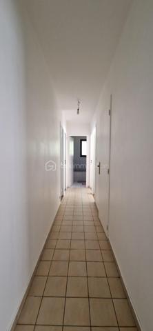 À Buxerolles, dans un environnement résidentiel, découvrez cette maison individuelle de plain-pied, construite en 1995, offrant environ 124 m² habitables sur une parcelle de 685 m².

Lumineuse et fonctionnelle, elle se compose de :

Une entrée avec placard
Un séjour/salon d’environ 27 m²
Une cuisine séparée de 10,35 m²
Un garage de 21,52 m², avec arrivée d’eau et évacuations, actuellement aménagé en arrière-cuisine
Une buanderie/local de 9,37 m²
Une salle de bains avec baignoire et double vasque
Un WC indépendant

L’espace nuit comprend 4 chambres d’environ 9 à 10,60 m², offrant la possibilité d’accueillir confortablement une famille ou d’aménager une chambre en bureau.

À l’extérieur, vous profiterez d’un jardin, d’une terrasse béton et de plusieurs possibilités de stationnement devant la maison.

🔧 Équipements et caractéristiques
Chauffage et production d’eau chaude au gaz
Menuiseries bois double vitrage
Volets battants
Adoucisseur d’eau
Assainissement collectif
Fibre optique
Toiture en tuiles
Environnement résidentiel

Des travaux de modernisation pourront être envisagés afin d’améliorer encore le confort et l’esthétique de la maison.

💰 Prix de vente : 203 000 € FAI

Une maison lumineuse, de plain-pied et fonctionnelle, offrant de beaux volumes, 4 chambres, un jardin et des espaces annexes pratiques. Un bien idéal pour une famille à la recherche d’un cadre de vie agréable à Buxerolles.

À découvrir sans tarder !