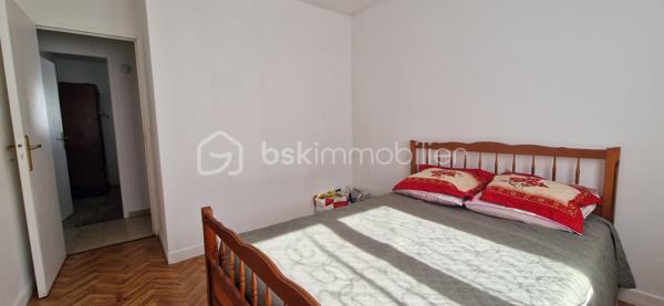 À Buxerolles, dans un environnement résidentiel, découvrez cette maison individuelle de plain-pied, construite en 1995, offrant environ 124 m² habitables sur une parcelle de 685 m².

Lumineuse et fonctionnelle, elle se compose de :

Une entrée avec placard
Un séjour/salon d’environ 27 m²
Une cuisine séparée de 10,35 m²
Un garage de 21,52 m², avec arrivée d’eau et évacuations, actuellement aménagé en arrière-cuisine
Une buanderie/local de 9,37 m²
Une salle de bains avec baignoire et double vasque
Un WC indépendant

L’espace nuit comprend 4 chambres d’environ 9 à 10,60 m², offrant la possibilité d’accueillir confortablement une famille ou d’aménager une chambre en bureau.

À l’extérieur, vous profiterez d’un jardin, d’une terrasse béton et de plusieurs possibilités de stationnement devant la maison.

🔧 Équipements et caractéristiques
Chauffage et production d’eau chaude au gaz
Menuiseries bois double vitrage
Volets battants
Adoucisseur d’eau
Assainissement collectif
Fibre optique
Toiture en tuiles
Environnement résidentiel

Des travaux de modernisation pourront être envisagés afin d’améliorer encore le confort et l’esthétique de la maison.

💰 Prix de vente : 203 000 € FAI

Une maison lumineuse, de plain-pied et fonctionnelle, offrant de beaux volumes, 4 chambres, un jardin et des espaces annexes pratiques. Un bien idéal pour une famille à la recherche d’un cadre de vie agréable à Buxerolles.

À découvrir sans tarder !