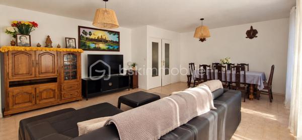 À Buxerolles, dans un environnement résidentiel, découvrez cette maison individuelle de plain-pied, construite en 1995, offrant environ 124 m² habitables sur une parcelle de 685 m².

Lumineuse et fonctionnelle, elle se compose de :

Une entrée avec placard
Un séjour/salon d’environ 27 m²
Une cuisine séparée de 10,35 m²
Un garage de 21,52 m², avec arrivée d’eau et évacuations, actuellement aménagé en arrière-cuisine
Une buanderie/local de 9,37 m²
Une salle de bains avec baignoire et double vasque
Un WC indépendant

L’espace nuit comprend 4 chambres d’environ 9 à 10,60 m², offrant la possibilité d’accueillir confortablement une famille ou d’aménager une chambre en bureau.

À l’extérieur, vous profiterez d’un jardin, d’une terrasse béton et de plusieurs possibilités de stationnement devant la maison.

🔧 Équipements et caractéristiques
Chauffage et production d’eau chaude au gaz
Menuiseries bois double vitrage
Volets battants
Adoucisseur d’eau
Assainissement collectif
Fibre optique
Toiture en tuiles
Environnement résidentiel

Des travaux de modernisation pourront être envisagés afin d’améliorer encore le confort et l’esthétique de la maison.

💰 Prix de vente : 203 000 € FAI

Une maison lumineuse, de plain-pied et fonctionnelle, offrant de beaux volumes, 4 chambres, un jardin et des espaces annexes pratiques. Un bien idéal pour une famille à la recherche d’un cadre de vie agréable à Buxerolles.

À découvrir sans tarder !