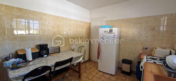 À Buxerolles, dans un environnement résidentiel, découvrez cette maison individuelle de plain-pied, construite en 1995, offrant environ 124 m² habitables sur une parcelle de 685 m².

Lumineuse et fonctionnelle, elle se compose de :

Une entrée avec placard
Un séjour/salon d’environ 27 m²
Une cuisine séparée de 10,35 m²
Un garage de 21,52 m², avec arrivée d’eau et évacuations, actuellement aménagé en arrière-cuisine
Une buanderie/local de 9,37 m²
Une salle de bains avec baignoire et double vasque
Un WC indépendant

L’espace nuit comprend 4 chambres d’environ 9 à 10,60 m², offrant la possibilité d’accueillir confortablement une famille ou d’aménager une chambre en bureau.

À l’extérieur, vous profiterez d’un jardin, d’une terrasse béton et de plusieurs possibilités de stationnement devant la maison.

🔧 Équipements et caractéristiques
Chauffage et production d’eau chaude au gaz
Menuiseries bois double vitrage
Volets battants
Adoucisseur d’eau
Assainissement collectif
Fibre optique
Toiture en tuiles
Environnement résidentiel

Des travaux de modernisation pourront être envisagés afin d’améliorer encore le confort et l’esthétique de la maison.

💰 Prix de vente : 203 000 € FAI

Une maison lumineuse, de plain-pied et fonctionnelle, offrant de beaux volumes, 4 chambres, un jardin et des espaces annexes pratiques. Un bien idéal pour une famille à la recherche d’un cadre de vie agréable à Buxerolles.

À découvrir sans tarder !