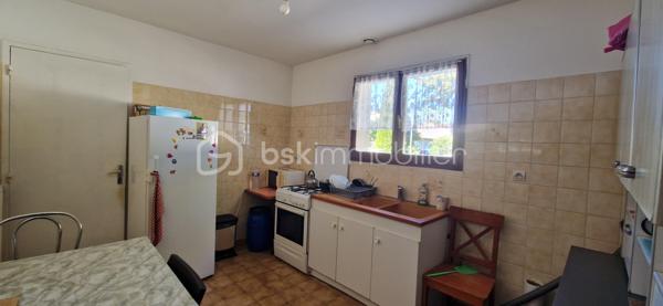 À Buxerolles, dans un environnement résidentiel, découvrez cette maison individuelle de plain-pied, construite en 1995, offrant environ 124 m² habitables sur une parcelle de 685 m².

Lumineuse et fonctionnelle, elle se compose de :

Une entrée avec placard
Un séjour/salon d’environ 27 m²
Une cuisine séparée de 10,35 m²
Un garage de 21,52 m², avec arrivée d’eau et évacuations, actuellement aménagé en arrière-cuisine
Une buanderie/local de 9,37 m²
Une salle de bains avec baignoire et double vasque
Un WC indépendant

L’espace nuit comprend 4 chambres d’environ 9 à 10,60 m², offrant la possibilité d’accueillir confortablement une famille ou d’aménager une chambre en bureau.

À l’extérieur, vous profiterez d’un jardin, d’une terrasse béton et de plusieurs possibilités de stationnement devant la maison.

🔧 Équipements et caractéristiques
Chauffage et production d’eau chaude au gaz
Menuiseries bois double vitrage
Volets battants
Adoucisseur d’eau
Assainissement collectif
Fibre optique
Toiture en tuiles
Environnement résidentiel

Des travaux de modernisation pourront être envisagés afin d’améliorer encore le confort et l’esthétique de la maison.

💰 Prix de vente : 203 000 € FAI

Une maison lumineuse, de plain-pied et fonctionnelle, offrant de beaux volumes, 4 chambres, un jardin et des espaces annexes pratiques. Un bien idéal pour une famille à la recherche d’un cadre de vie agréable à Buxerolles.

À découvrir sans tarder !