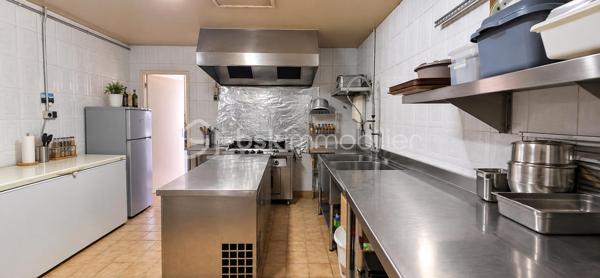 À Buxerolles, dans un environnement résidentiel, découvrez cette maison individuelle de plain-pied, construite en 1995, offrant environ 124 m² habitables sur une parcelle de 685 m².

Lumineuse et fonctionnelle, elle se compose de :

Une entrée avec placard
Un séjour/salon d’environ 27 m²
Une cuisine séparée de 10,35 m²
Un garage de 21,52 m², avec arrivée d’eau et évacuations, actuellement aménagé en arrière-cuisine
Une buanderie/local de 9,37 m²
Une salle de bains avec baignoire et double vasque
Un WC indépendant

L’espace nuit comprend 4 chambres d’environ 9 à 10,60 m², offrant la possibilité d’accueillir confortablement une famille ou d’aménager une chambre en bureau.

À l’extérieur, vous profiterez d’un jardin, d’une terrasse béton et de plusieurs possibilités de stationnement devant la maison.

🔧 Équipements et caractéristiques
Chauffage et production d’eau chaude au gaz
Menuiseries bois double vitrage
Volets battants
Adoucisseur d’eau
Assainissement collectif
Fibre optique
Toiture en tuiles
Environnement résidentiel

Des travaux de modernisation pourront être envisagés afin d’améliorer encore le confort et l’esthétique de la maison.

💰 Prix de vente : 203 000 € FAI

Une maison lumineuse, de plain-pied et fonctionnelle, offrant de beaux volumes, 4 chambres, un jardin et des espaces annexes pratiques. Un bien idéal pour une famille à la recherche d’un cadre de vie agréable à Buxerolles.

À découvrir sans tarder !
