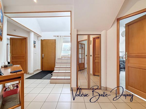 St Denis en Val à 10 min d'Orléans centre, à vendre  Maison de 2003 190m2 5 chambres avec jardin arboré de 1800m2, garage attenant, dépendances