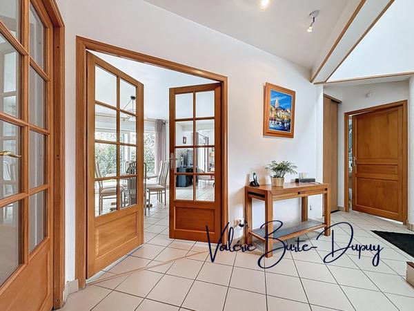 St Denis en Val à 10 min d'Orléans centre, à vendre  Maison de 2003 190m2 5 chambres avec jardin arboré de 1800m2, garage attenant, dépendances