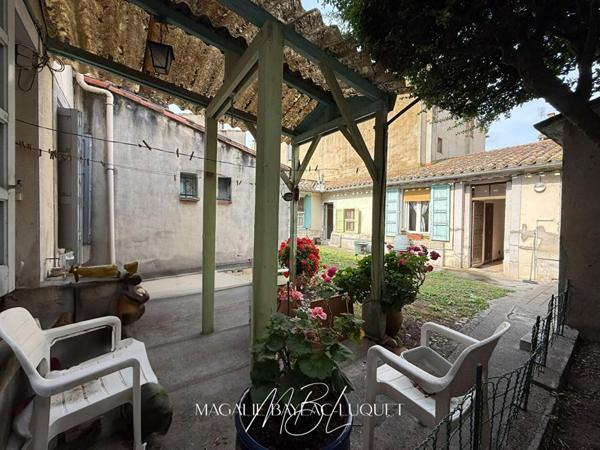 CARCASSONNE INTRA-MUROS - 147 m²  - COURS de 78 m² - Maison + studios