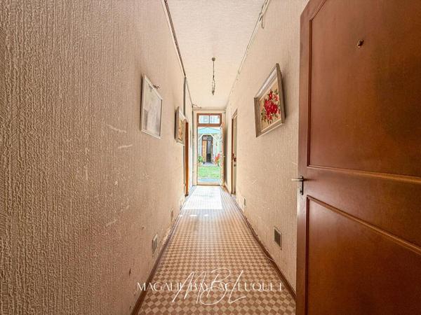 CARCASSONNE INTRA-MUROS - 147 m²  - COURS de 78 m² - Maison + studios