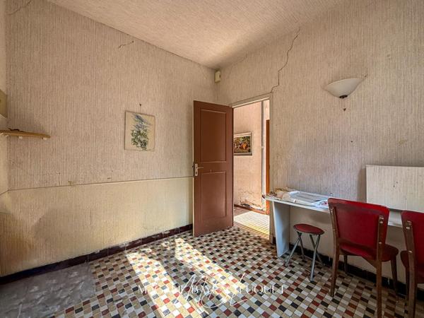 CARCASSONNE INTRA-MUROS - 147 m²  - COURS de 78 m² - Maison + studios