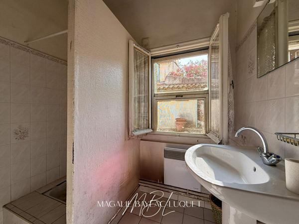 CARCASSONNE INTRA-MUROS - 147 m²  - COURS de 78 m² - Maison + studios