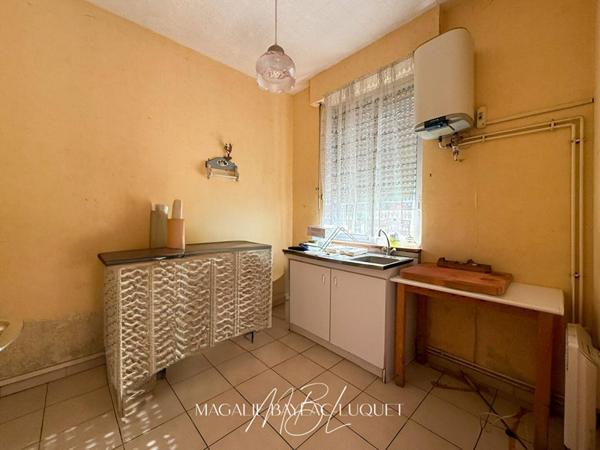 CARCASSONNE INTRA-MUROS - 147 m²  - COURS de 78 m² - Maison + studios