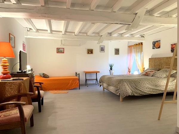 Vallée du Lot, maison de caractère rénovée, 6 chambres, en bordure de ruisseau