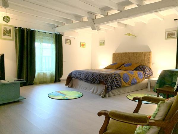 Vallée du Lot, maison de caractère rénovée, 6 chambres, en bordure de ruisseau