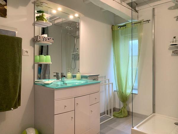 Vallée du Lot, maison de caractère rénovée, 6 chambres, en bordure de ruisseau