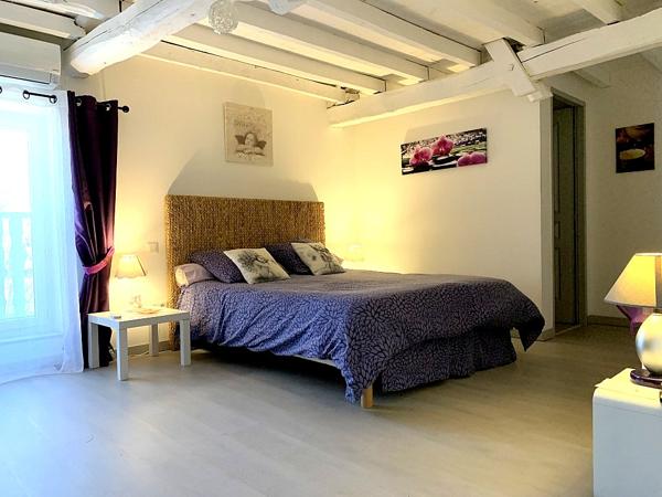 Vallée du Lot, maison de caractère rénovée, 6 chambres, en bordure de ruisseau