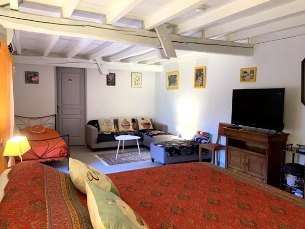 Vallée du Lot, maison de caractère rénovée, 6 chambres, en bordure de ruisseau