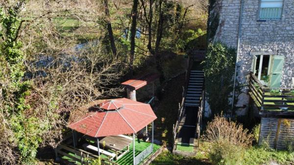 Vallée du Lot, maison de caractère rénovée, 6 chambres, en bordure de ruisseau