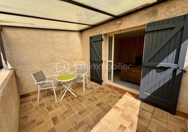 🏡 BSK IMMOBILIER – Votre conseillère en immobilier vous propose à la vente 🏡

Idéalement située au Luc-en-Provence, dans un environnement calme et agréable, au sein de la Résidence Les Thermes, cette charmante maison jumelée représente une belle opportunité, que ce soit pour une résidence principale, un premier achat, un investissement locatif ou une résidence secondaire.

🌿 Un cadre de vie recherché,
Nichée dans un secteur paisible tout en restant à proximité immédiate des commodités, cette maison bénéficie d’un emplacement privilégié. Le Luc, commune dynamique du Var en plein développement, offre un cadre de vie pratique avec écoles, commerces, services de santé et accès rapides aux axes principaux.

🏠 Une maison fonctionnelle et agréable à vivre,
En excellent état, elle offre un espace de vie confortable, lumineux et bien agencé, idéal pour accueillir un couple, une petite famille ou un projet locatif.

✨ Les atouts du bien :
✔️ Maison jumelée en bon état 
✔️ Pièce de vie agréable et fonctionnelle
✔️ Jardin privatif et Balcon accueillant pour profiter des beaux jours
✔️ 2 places de stationnement extérieures
✔️ Résidence calme 
✔️ Faibles contraintes d’entretien
✔️ Idéal première acquisition, investissement locatif ou résidence secondaire
✔️ Secteur stratégique entre Provence verte et Golfe de Saint-Tropez

📍 Emplacement idéal :
✔️ Proche des commerces et commodités
✔️ Écoles à proximité
✔️ Accès rapide aux axes autoroutiers
✔️ Environnement paisible tout en restant central

💎 Bien rare sur le secteur !
Une opportunité idéale pour les acquéreurs recherchant un bien accessible, pratique, avec un fort potentiel patrimonial et locatif.

Vidéo à la demande…

📞 À visiter sans tarder ! Contactez-moi pour plus d’informations ou organiser une visite.
Visites possibles 7j/7 sur rendez-vous.