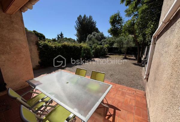 🏡 BSK IMMOBILIER – Votre conseillère en immobilier vous propose à la vente 🏡

Idéalement située au Luc-en-Provence, dans un environnement calme et agréable, au sein de la Résidence Les Thermes, cette charmante maison jumelée représente une belle opportunité, que ce soit pour une résidence principale, un premier achat, un investissement locatif ou une résidence secondaire.

🌿 Un cadre de vie recherché,
Nichée dans un secteur paisible tout en restant à proximité immédiate des commodités, cette maison bénéficie d’un emplacement privilégié. Le Luc, commune dynamique du Var en plein développement, offre un cadre de vie pratique avec écoles, commerces, services de santé et accès rapides aux axes principaux.

🏠 Une maison fonctionnelle et agréable à vivre,
En excellent état, elle offre un espace de vie confortable, lumineux et bien agencé, idéal pour accueillir un couple, une petite famille ou un projet locatif.

✨ Les atouts du bien :
✔️ Maison jumelée en bon état 
✔️ Pièce de vie agréable et fonctionnelle
✔️ Jardin privatif et Balcon accueillant pour profiter des beaux jours
✔️ 2 places de stationnement extérieures
✔️ Résidence calme 
✔️ Faibles contraintes d’entretien
✔️ Idéal première acquisition, investissement locatif ou résidence secondaire
✔️ Secteur stratégique entre Provence verte et Golfe de Saint-Tropez

📍 Emplacement idéal :
✔️ Proche des commerces et commodités
✔️ Écoles à proximité
✔️ Accès rapide aux axes autoroutiers
✔️ Environnement paisible tout en restant central

💎 Bien rare sur le secteur !
Une opportunité idéale pour les acquéreurs recherchant un bien accessible, pratique, avec un fort potentiel patrimonial et locatif.

Vidéo à la demande…

📞 À visiter sans tarder ! Contactez-moi pour plus d’informations ou organiser une visite.
Visites possibles 7j/7 sur rendez-vous.