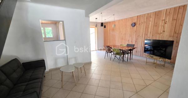 🏡 BSK IMMOBILIER – Votre conseillère en immobilier vous propose à la vente 🏡

Idéalement située au Luc-en-Provence, dans un environnement calme et agréable, au sein de la Résidence Les Thermes, cette charmante maison jumelée représente une belle opportunité, que ce soit pour une résidence principale, un premier achat, un investissement locatif ou une résidence secondaire.

🌿 Un cadre de vie recherché,
Nichée dans un secteur paisible tout en restant à proximité immédiate des commodités, cette maison bénéficie d’un emplacement privilégié. Le Luc, commune dynamique du Var en plein développement, offre un cadre de vie pratique avec écoles, commerces, services de santé et accès rapides aux axes principaux.

🏠 Une maison fonctionnelle et agréable à vivre,
En excellent état, elle offre un espace de vie confortable, lumineux et bien agencé, idéal pour accueillir un couple, une petite famille ou un projet locatif.

✨ Les atouts du bien :
✔️ Maison jumelée en bon état 
✔️ Pièce de vie agréable et fonctionnelle
✔️ Jardin privatif et Balcon accueillant pour profiter des beaux jours
✔️ 2 places de stationnement extérieures
✔️ Résidence calme 
✔️ Faibles contraintes d’entretien
✔️ Idéal première acquisition, investissement locatif ou résidence secondaire
✔️ Secteur stratégique entre Provence verte et Golfe de Saint-Tropez

📍 Emplacement idéal :
✔️ Proche des commerces et commodités
✔️ Écoles à proximité
✔️ Accès rapide aux axes autoroutiers
✔️ Environnement paisible tout en restant central

💎 Bien rare sur le secteur !
Une opportunité idéale pour les acquéreurs recherchant un bien accessible, pratique, avec un fort potentiel patrimonial et locatif.

Vidéo à la demande…

📞 À visiter sans tarder ! Contactez-moi pour plus d’informations ou organiser une visite.
Visites possibles 7j/7 sur rendez-vous.
