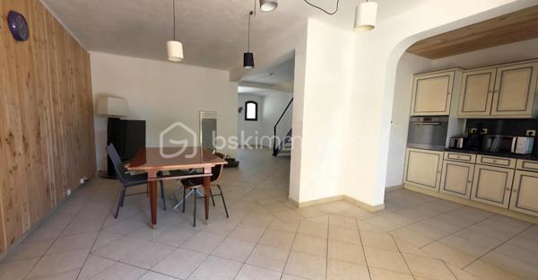 🏡 BSK IMMOBILIER – Votre conseillère en immobilier vous propose à la vente 🏡

Idéalement située au Luc-en-Provence, dans un environnement calme et agréable, au sein de la Résidence Les Thermes, cette charmante maison jumelée représente une belle opportunité, que ce soit pour une résidence principale, un premier achat, un investissement locatif ou une résidence secondaire.

🌿 Un cadre de vie recherché,
Nichée dans un secteur paisible tout en restant à proximité immédiate des commodités, cette maison bénéficie d’un emplacement privilégié. Le Luc, commune dynamique du Var en plein développement, offre un cadre de vie pratique avec écoles, commerces, services de santé et accès rapides aux axes principaux.

🏠 Une maison fonctionnelle et agréable à vivre,
En excellent état, elle offre un espace de vie confortable, lumineux et bien agencé, idéal pour accueillir un couple, une petite famille ou un projet locatif.

✨ Les atouts du bien :
✔️ Maison jumelée en bon état 
✔️ Pièce de vie agréable et fonctionnelle
✔️ Jardin privatif et Balcon accueillant pour profiter des beaux jours
✔️ 2 places de stationnement extérieures
✔️ Résidence calme 
✔️ Faibles contraintes d’entretien
✔️ Idéal première acquisition, investissement locatif ou résidence secondaire
✔️ Secteur stratégique entre Provence verte et Golfe de Saint-Tropez

📍 Emplacement idéal :
✔️ Proche des commerces et commodités
✔️ Écoles à proximité
✔️ Accès rapide aux axes autoroutiers
✔️ Environnement paisible tout en restant central

💎 Bien rare sur le secteur !
Une opportunité idéale pour les acquéreurs recherchant un bien accessible, pratique, avec un fort potentiel patrimonial et locatif.

Vidéo à la demande…

📞 À visiter sans tarder ! Contactez-moi pour plus d’informations ou organiser une visite.
Visites possibles 7j/7 sur rendez-vous.