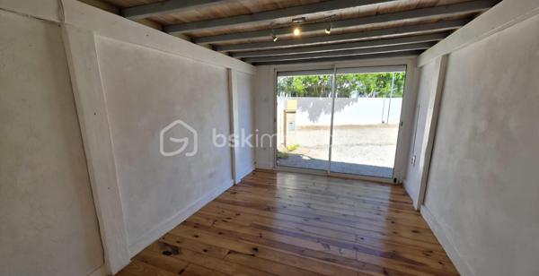 🏡 BSK IMMOBILIER – Votre conseillère en immobilier vous propose à la vente 🏡

Idéalement située au Luc-en-Provence, dans un environnement calme et agréable, au sein de la Résidence Les Thermes, cette charmante maison jumelée représente une belle opportunité, que ce soit pour une résidence principale, un premier achat, un investissement locatif ou une résidence secondaire.

🌿 Un cadre de vie recherché,
Nichée dans un secteur paisible tout en restant à proximité immédiate des commodités, cette maison bénéficie d’un emplacement privilégié. Le Luc, commune dynamique du Var en plein développement, offre un cadre de vie pratique avec écoles, commerces, services de santé et accès rapides aux axes principaux.

🏠 Une maison fonctionnelle et agréable à vivre,
En excellent état, elle offre un espace de vie confortable, lumineux et bien agencé, idéal pour accueillir un couple, une petite famille ou un projet locatif.

✨ Les atouts du bien :
✔️ Maison jumelée en bon état 
✔️ Pièce de vie agréable et fonctionnelle
✔️ Jardin privatif et Balcon accueillant pour profiter des beaux jours
✔️ 2 places de stationnement extérieures
✔️ Résidence calme 
✔️ Faibles contraintes d’entretien
✔️ Idéal première acquisition, investissement locatif ou résidence secondaire
✔️ Secteur stratégique entre Provence verte et Golfe de Saint-Tropez

📍 Emplacement idéal :
✔️ Proche des commerces et commodités
✔️ Écoles à proximité
✔️ Accès rapide aux axes autoroutiers
✔️ Environnement paisible tout en restant central

💎 Bien rare sur le secteur !
Une opportunité idéale pour les acquéreurs recherchant un bien accessible, pratique, avec un fort potentiel patrimonial et locatif.

Vidéo à la demande…

📞 À visiter sans tarder ! Contactez-moi pour plus d’informations ou organiser une visite.
Visites possibles 7j/7 sur rendez-vous.