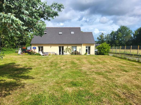 Idéalement située à **Dol-de-Bretagne**, à proximité immédiate des commerces, des écoles et avec un accès rapide à la RN174 qui relie la Bretagne à la normandie , elle réunit tous les atouts pour accueillir une vie de famille épanouie.

Dès l'entrée, vous découvrirez une belle pièce de vie lumineuse composée d'un vaste salon-séjour et d'une **cuisine ouverte, aménagée et équipée**, véritable cœur de la maison. Un espace généreux où l'on imagine déjà les repas partagés, les soirées cocooning et les précieux moments en famille.

Parce que le confort n'attend pas les années, cette maison offre une **véritable vie de plain-pied** avec deux chambres au rez-de-chaussée, une salle de bain, des WC séparés ainsi qu'une buanderie, si pratique pour simplifier le quotidien.

À l'étage, deux chambres supplémentaires permettent à chacun de trouver son espace. Deux pièces annexes viennent compléter cet étage et offrent un beau potentiel d'aménagement. Elles ne communiquent pas actuellement, mais pourraient facilement être réunies pour créer, selon vos besoins, une salle d'eau, une chambre supplémentaire, un bureau ou encore un espace dédié aux loisirs.

À l'extérieur, le terrain vous invite à profiter des beaux jours : jardin pour les enfants, repas en terrasse, potager ou instants de détente au soleil… chacun y trouvera son bonheur.

Fonctionnelle, évolutive et idéalement située, cette maison n'attend plus qu'une nouvelle famille pour écrire une nouvelle page de son histoire.

**Et si c'était ici que commençaient vos plus beaux souvenirs ?**

**Chauffage électrique**

N'hésitez à venir vers moi pour de plus amples renseignements ou éventuellement programer une visite .

Mon rêve est de réaliser les vôtres *