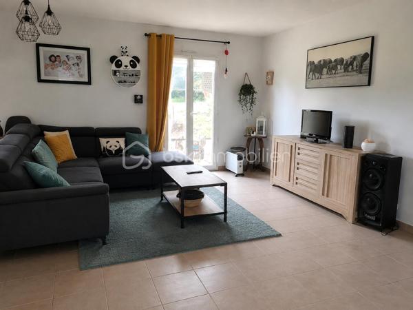 Idéalement située à **Dol-de-Bretagne**, à proximité immédiate des commerces, des écoles et avec un accès rapide à la RN174 qui relie la Bretagne à la normandie , elle réunit tous les atouts pour accueillir une vie de famille épanouie.

Dès l'entrée, vous découvrirez une belle pièce de vie lumineuse composée d'un vaste salon-séjour et d'une **cuisine ouverte, aménagée et équipée**, véritable cœur de la maison. Un espace généreux où l'on imagine déjà les repas partagés, les soirées cocooning et les précieux moments en famille.

Parce que le confort n'attend pas les années, cette maison offre une **véritable vie de plain-pied** avec deux chambres au rez-de-chaussée, une salle de bain, des WC séparés ainsi qu'une buanderie, si pratique pour simplifier le quotidien.

À l'étage, deux chambres supplémentaires permettent à chacun de trouver son espace. Deux pièces annexes viennent compléter cet étage et offrent un beau potentiel d'aménagement. Elles ne communiquent pas actuellement, mais pourraient facilement être réunies pour créer, selon vos besoins, une salle d'eau, une chambre supplémentaire, un bureau ou encore un espace dédié aux loisirs.

À l'extérieur, le terrain vous invite à profiter des beaux jours : jardin pour les enfants, repas en terrasse, potager ou instants de détente au soleil… chacun y trouvera son bonheur.

Fonctionnelle, évolutive et idéalement située, cette maison n'attend plus qu'une nouvelle famille pour écrire une nouvelle page de son histoire.

**Et si c'était ici que commençaient vos plus beaux souvenirs ?**

**Chauffage électrique**

N'hésitez à venir vers moi pour de plus amples renseignements ou éventuellement programer une visite .

Mon rêve est de réaliser les vôtres *