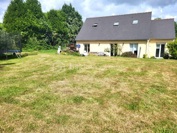 Idéalement située à **Dol-de-Bretagne**, à proximité immédiate des commerces, des écoles et avec un accès rapide à la RN174 qui relie la Bretagne à la normandie , elle réunit tous les atouts pour accueillir une vie de famille épanouie.

Dès l'entrée, vous découvrirez une belle pièce de vie lumineuse composée d'un vaste salon-séjour et d'une **cuisine ouverte, aménagée et équipée**, véritable cœur de la maison. Un espace généreux où l'on imagine déjà les repas partagés, les soirées cocooning et les précieux moments en famille.

Parce que le confort n'attend pas les années, cette maison offre une **véritable vie de plain-pied** avec deux chambres au rez-de-chaussée, une salle de bain, des WC séparés ainsi qu'une buanderie, si pratique pour simplifier le quotidien.

À l'étage, deux chambres supplémentaires permettent à chacun de trouver son espace. Deux pièces annexes viennent compléter cet étage et offrent un beau potentiel d'aménagement. Elles ne communiquent pas actuellement, mais pourraient facilement être réunies pour créer, selon vos besoins, une salle d'eau, une chambre supplémentaire, un bureau ou encore un espace dédié aux loisirs.

À l'extérieur, le terrain vous invite à profiter des beaux jours : jardin pour les enfants, repas en terrasse, potager ou instants de détente au soleil… chacun y trouvera son bonheur.

Fonctionnelle, évolutive et idéalement située, cette maison n'attend plus qu'une nouvelle famille pour écrire une nouvelle page de son histoire.

**Et si c'était ici que commençaient vos plus beaux souvenirs ?**

**Chauffage électrique**

N'hésitez à venir vers moi pour de plus amples renseignements ou éventuellement programer une visite .

Mon rêve est de réaliser les vôtres *