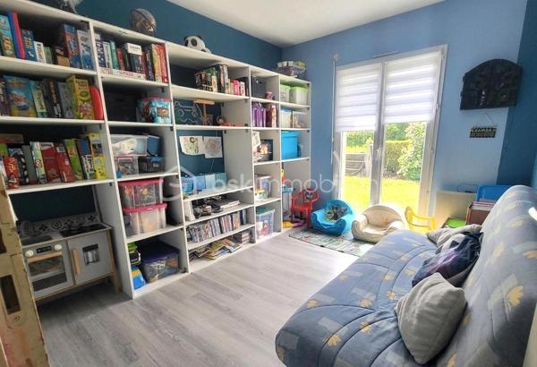 Idéalement située à **Dol-de-Bretagne**, à proximité immédiate des commerces, des écoles et avec un accès rapide à la RN174 qui relie la Bretagne à la normandie , elle réunit tous les atouts pour accueillir une vie de famille épanouie.

Dès l'entrée, vous découvrirez une belle pièce de vie lumineuse composée d'un vaste salon-séjour et d'une **cuisine ouverte, aménagée et équipée**, véritable cœur de la maison. Un espace généreux où l'on imagine déjà les repas partagés, les soirées cocooning et les précieux moments en famille.

Parce que le confort n'attend pas les années, cette maison offre une **véritable vie de plain-pied** avec deux chambres au rez-de-chaussée, une salle de bain, des WC séparés ainsi qu'une buanderie, si pratique pour simplifier le quotidien.

À l'étage, deux chambres supplémentaires permettent à chacun de trouver son espace. Deux pièces annexes viennent compléter cet étage et offrent un beau potentiel d'aménagement. Elles ne communiquent pas actuellement, mais pourraient facilement être réunies pour créer, selon vos besoins, une salle d'eau, une chambre supplémentaire, un bureau ou encore un espace dédié aux loisirs.

À l'extérieur, le terrain vous invite à profiter des beaux jours : jardin pour les enfants, repas en terrasse, potager ou instants de détente au soleil… chacun y trouvera son bonheur.

Fonctionnelle, évolutive et idéalement située, cette maison n'attend plus qu'une nouvelle famille pour écrire une nouvelle page de son histoire.

**Et si c'était ici que commençaient vos plus beaux souvenirs ?**

**Chauffage électrique**

N'hésitez à venir vers moi pour de plus amples renseignements ou éventuellement programer une visite .

Mon rêve est de réaliser les vôtres *