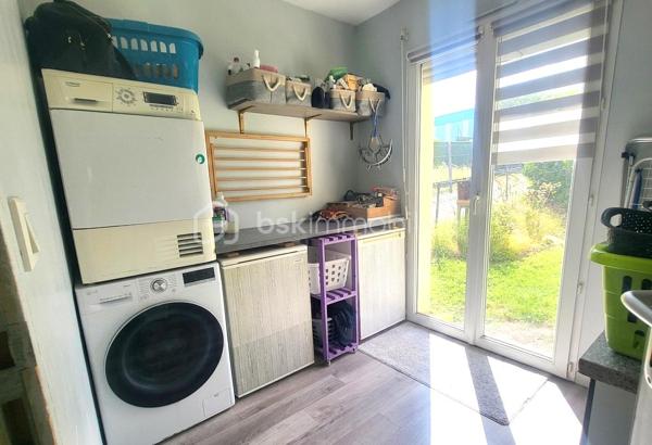 Idéalement située à **Dol-de-Bretagne**, à proximité immédiate des commerces, des écoles et avec un accès rapide à la RN174 qui relie la Bretagne à la normandie , elle réunit tous les atouts pour accueillir une vie de famille épanouie.

Dès l'entrée, vous découvrirez une belle pièce de vie lumineuse composée d'un vaste salon-séjour et d'une **cuisine ouverte, aménagée et équipée**, véritable cœur de la maison. Un espace généreux où l'on imagine déjà les repas partagés, les soirées cocooning et les précieux moments en famille.

Parce que le confort n'attend pas les années, cette maison offre une **véritable vie de plain-pied** avec deux chambres au rez-de-chaussée, une salle de bain, des WC séparés ainsi qu'une buanderie, si pratique pour simplifier le quotidien.

À l'étage, deux chambres supplémentaires permettent à chacun de trouver son espace. Deux pièces annexes viennent compléter cet étage et offrent un beau potentiel d'aménagement. Elles ne communiquent pas actuellement, mais pourraient facilement être réunies pour créer, selon vos besoins, une salle d'eau, une chambre supplémentaire, un bureau ou encore un espace dédié aux loisirs.

À l'extérieur, le terrain vous invite à profiter des beaux jours : jardin pour les enfants, repas en terrasse, potager ou instants de détente au soleil… chacun y trouvera son bonheur.

Fonctionnelle, évolutive et idéalement située, cette maison n'attend plus qu'une nouvelle famille pour écrire une nouvelle page de son histoire.

**Et si c'était ici que commençaient vos plus beaux souvenirs ?**

**Chauffage électrique**

N'hésitez à venir vers moi pour de plus amples renseignements ou éventuellement programer une visite .

Mon rêve est de réaliser les vôtres *