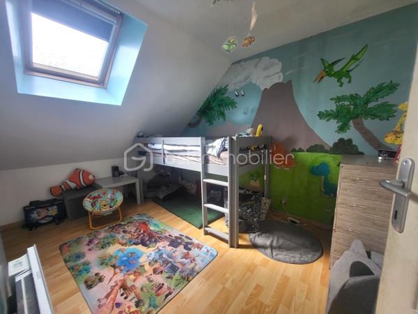Idéalement située à **Dol-de-Bretagne**, à proximité immédiate des commerces, des écoles et avec un accès rapide à la RN174 qui relie la Bretagne à la normandie , elle réunit tous les atouts pour accueillir une vie de famille épanouie.

Dès l'entrée, vous découvrirez une belle pièce de vie lumineuse composée d'un vaste salon-séjour et d'une **cuisine ouverte, aménagée et équipée**, véritable cœur de la maison. Un espace généreux où l'on imagine déjà les repas partagés, les soirées cocooning et les précieux moments en famille.

Parce que le confort n'attend pas les années, cette maison offre une **véritable vie de plain-pied** avec deux chambres au rez-de-chaussée, une salle de bain, des WC séparés ainsi qu'une buanderie, si pratique pour simplifier le quotidien.

À l'étage, deux chambres supplémentaires permettent à chacun de trouver son espace. Deux pièces annexes viennent compléter cet étage et offrent un beau potentiel d'aménagement. Elles ne communiquent pas actuellement, mais pourraient facilement être réunies pour créer, selon vos besoins, une salle d'eau, une chambre supplémentaire, un bureau ou encore un espace dédié aux loisirs.

À l'extérieur, le terrain vous invite à profiter des beaux jours : jardin pour les enfants, repas en terrasse, potager ou instants de détente au soleil… chacun y trouvera son bonheur.

Fonctionnelle, évolutive et idéalement située, cette maison n'attend plus qu'une nouvelle famille pour écrire une nouvelle page de son histoire.

**Et si c'était ici que commençaient vos plus beaux souvenirs ?**

**Chauffage électrique**

N'hésitez à venir vers moi pour de plus amples renseignements ou éventuellement programer une visite .

Mon rêve est de réaliser les vôtres *