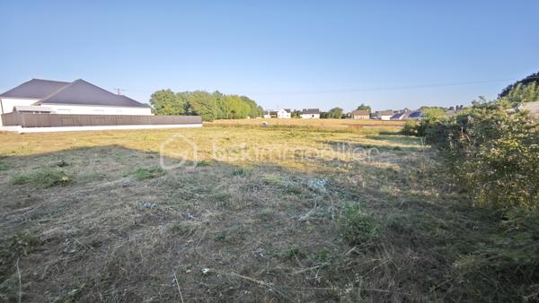 À GUER, TOUT EST A PORTEE DE MAIN… ET VOTRE FUTURE MAISON N'ATTEND PLUS QUE VOUS.

Rarement un projet de construction réunit autant d'avantages : ce terrain à bâtir de 1 000 m², libre de constructeur, bénéficie d'un emplacement privilégié permettant de concilier confort de vie et facilité de déplacement.
Commerces, maison médicale et école sont accessibles en seulement quelques minutes à pied, tandis que l'accès rapide à la RN24 facilite les trajets du quotidien.

Non viabilisé, le terrain dispose néanmoins du passage de tous les réseaux au pied de la parcelle, facilitant ainsi son aménagement.
Situé dans une commune dynamique et attractive, portée notamment par la présence de l'École Militaire de Saint-Cyr Coëtquidan, vous profiterez également de la proximité du lycée, des transports scolaires et des services de mobilité locaux.

CE QUE VOUS ALLEZ APPRECIER :
• 1 000 m² pour imaginer la maison qui vous ressemble.
• La liberté de choisir votre constructeur.
• Les commodités accessibles à pied.
• Un accès rapide aux principaux axes de circulation.
• Une qualité de vie recherchée au cœur de Guer.

DONNEZ VIE A VOTRE PROJET DANS UN ENVIRONNEMENT OU PRATICITE ET QUALITE DE VIE SE RENCONTRENT.
Pour plus d'informations ou pour organiser une visite, contactez-moi dès maintenant 06 22 18 44 78.
Prix : 55 500 € FAI.
Honoraires à la charge du vendeur.
Les informations sur les risques auxquels ce bien est exposé sont disponibles sur le site Géorisques : www.georisques.gouv.fr.