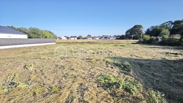 À GUER, TOUT EST A PORTEE DE MAIN… ET VOTRE FUTURE MAISON N'ATTEND PLUS QUE VOUS.

Rarement un projet de construction réunit autant d'avantages : ce terrain à bâtir de 1 000 m², libre de constructeur, bénéficie d'un emplacement privilégié permettant de concilier confort de vie et facilité de déplacement.
Commerces, maison médicale et école sont accessibles en seulement quelques minutes à pied, tandis que l'accès rapide à la RN24 facilite les trajets du quotidien.

Non viabilisé, le terrain dispose néanmoins du passage de tous les réseaux au pied de la parcelle, facilitant ainsi son aménagement.
Situé dans une commune dynamique et attractive, portée notamment par la présence de l'École Militaire de Saint-Cyr Coëtquidan, vous profiterez également de la proximité du lycée, des transports scolaires et des services de mobilité locaux.

CE QUE VOUS ALLEZ APPRECIER :
• 1 000 m² pour imaginer la maison qui vous ressemble.
• La liberté de choisir votre constructeur.
• Les commodités accessibles à pied.
• Un accès rapide aux principaux axes de circulation.
• Une qualité de vie recherchée au cœur de Guer.

DONNEZ VIE A VOTRE PROJET DANS UN ENVIRONNEMENT OU PRATICITE ET QUALITE DE VIE SE RENCONTRENT.
Pour plus d'informations ou pour organiser une visite, contactez-moi dès maintenant 06 22 18 44 78.
Prix : 55 500 € FAI.
Honoraires à la charge du vendeur.
Les informations sur les risques auxquels ce bien est exposé sont disponibles sur le site Géorisques : www.georisques.gouv.fr.