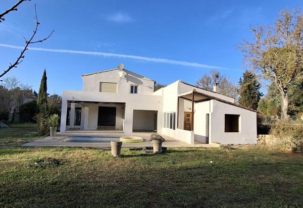 Située dans un quartier calme , Très bien exposée (Est et Sud)