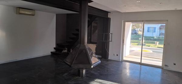 Située dans un quartier calme , Très bien exposée (Est et Sud)