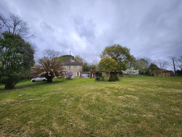 Grande maison sur magnifique terrain boisé