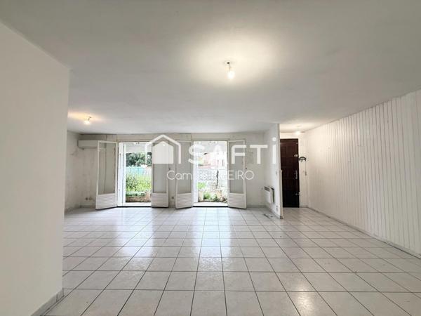 SAINT LAURENT DE LA SALANQUE MAISON  T3, 2 FACES, A RENOVER ,EXTERIEUR,GARAGE ET PLACES DE PARKING