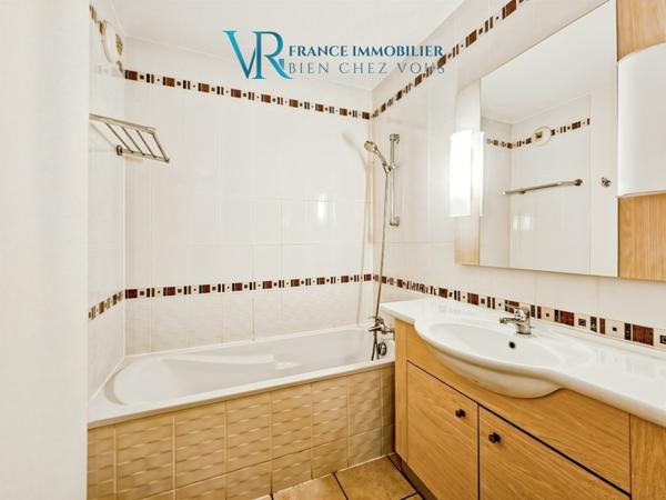 Divonne-les-Bains (01220) APPARTEMENT 2 PIÈCES (T2) & PARKING - HORS BAIL COMMERCIAL