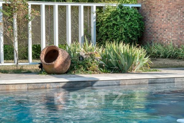 Une élégante propriété de plain-pied, sa piscine chauffée et son parc de plus d'un hectare