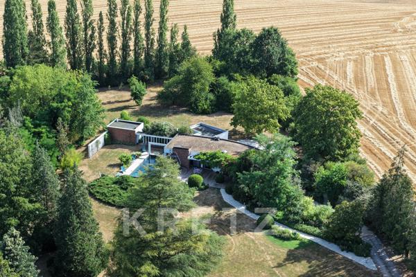 Une élégante propriété de plain-pied, sa piscine chauffée et son parc de plus d'un hectare