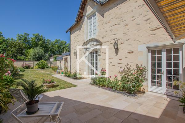 Bâtisse historique avec jardin arboré
