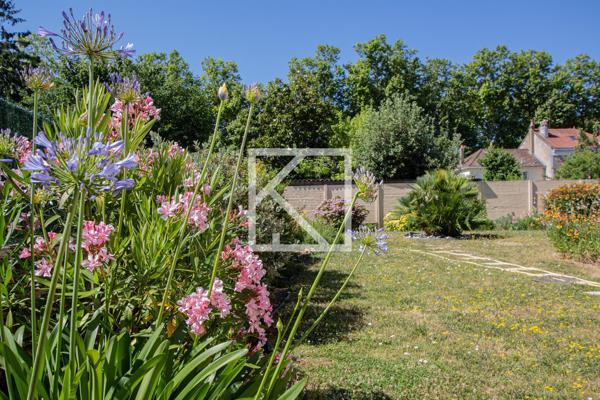 Bâtisse historique avec jardin arboré
