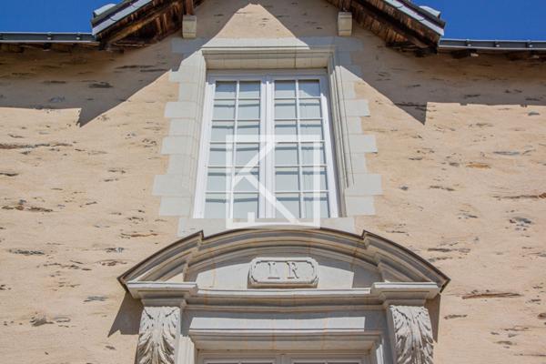 Bâtisse historique avec jardin arboré