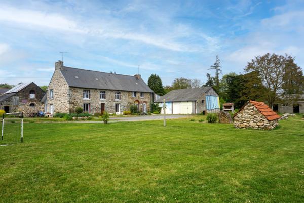 Ploufragan (22440) Propriété en pierre avec dépendances, terrain et bois