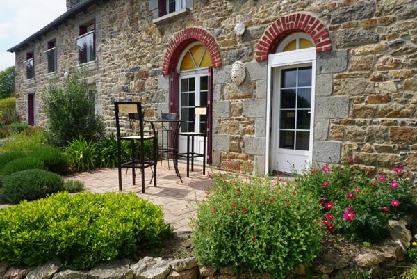 Ploufragan (22440) Propriété en pierre avec dépendances, terrain et bois