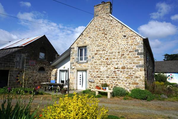 Ploufragan (22440) Propriété en pierre avec dépendances, terrain et bois